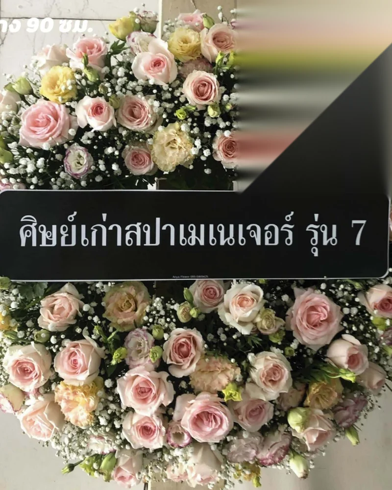 ดอกไม้สดโทนขาวประดับบริเวณพิธีรดน้ำศพ
