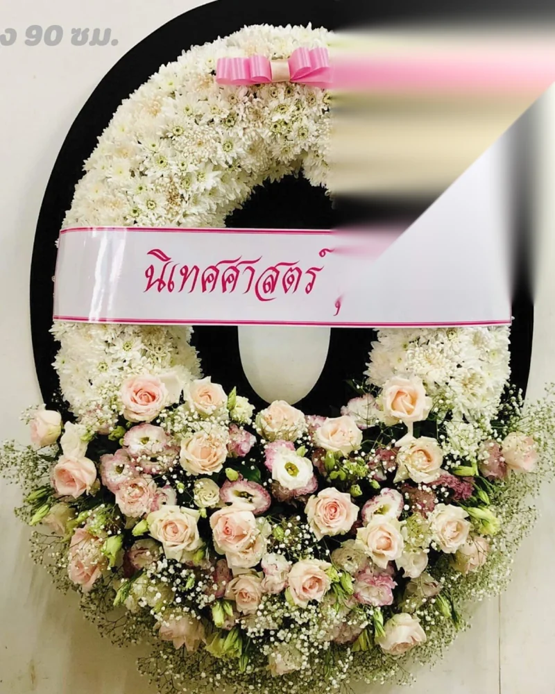 พวงหรีดดอกไม้สดโทนม่วงชมพูตั้งเรียงหน้าศาลา