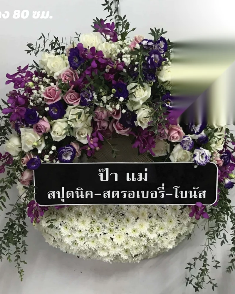 ดอกไม้สดโทนขาวจัดทรงสูงเรียบร้อยพร้อมตั้งในศาลา