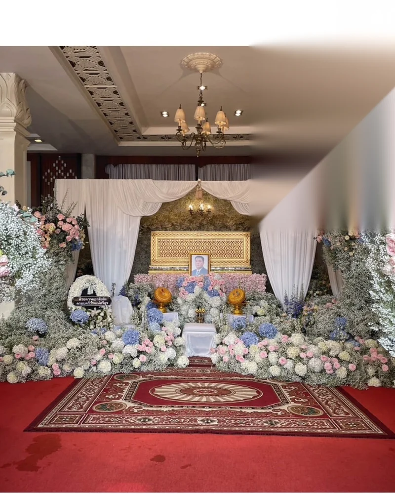 ภายในศาลาวัดที่จัดดอกไม้และที่นั่งไว้สำหรับผู้มาร่วมฟังสวด