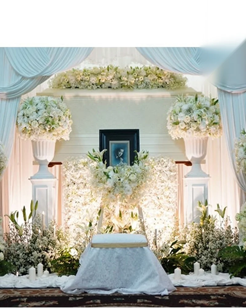 ดอกไม้หน้าศพโทนขาวฟ้าพร้อมรูปตั้งหน้าหีบในศาลาวัด
