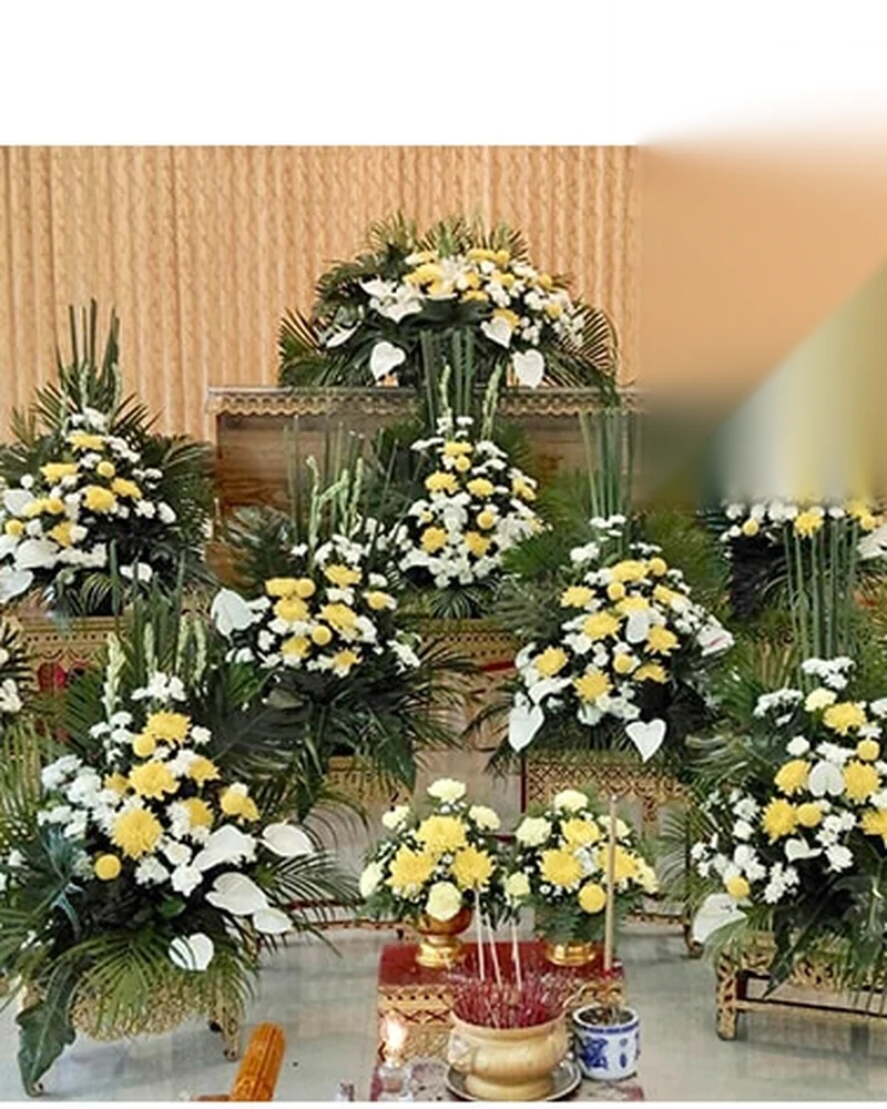 ดอกไม้หน้าหีบและเครื่องประกอบพิธีที่จัดไว้ก่อนเริ่มพิธีรดน้ำศพ