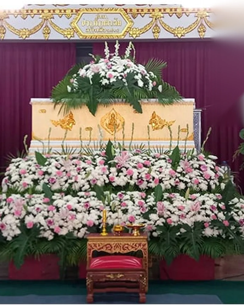 ดอกไม้ประดับโต๊ะบูชาหน้าแท่นพิธีทำบุญอุทิศส่วนกุศล