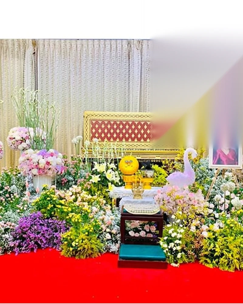 ดอกไม้โทนม่วงชมพูจัดประดับแท่นพิธีพร้อมเครื่องบูชา