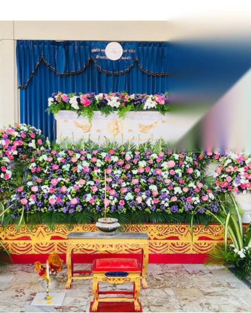 ดอกไม้หลากสีชมพูม่วงขาวประดับหน้าฉากม่านสีน้ำเงินและราวทอง