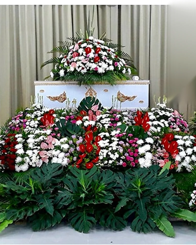 ดอกไม้ประดับหน้าโลงโทนขาวชมพูม่วงจัดเรียบง่ายไม่มีสัญลักษณ์ทางศาสนา