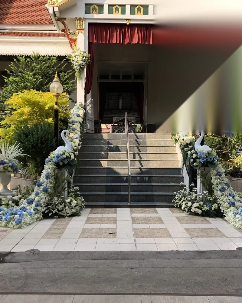 ทางเดินขึ้นศาลาประดับดอกไฮเดรนเยียสีฟ้าขาวทั้งสองข้างพร้อมรูปปั้นหงส์