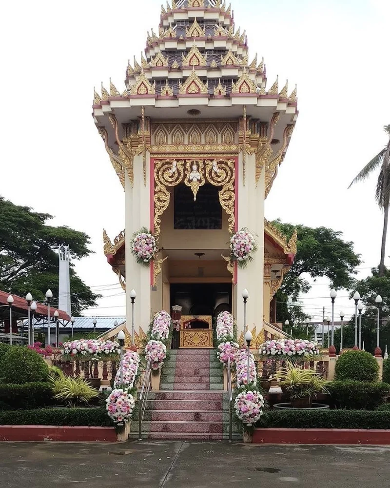 พวงมาลัยดอกไม้ขาวยาวประดับบันไดทางขึ้นศาลาบำเพ็ญกุศล