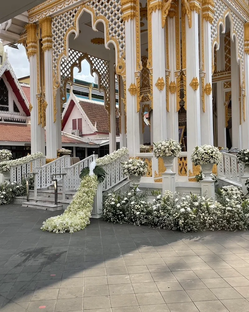อาคารเมรุประดับพวงมาลัยดอกไม้ขาวตลอดบันไดทางขึ้น